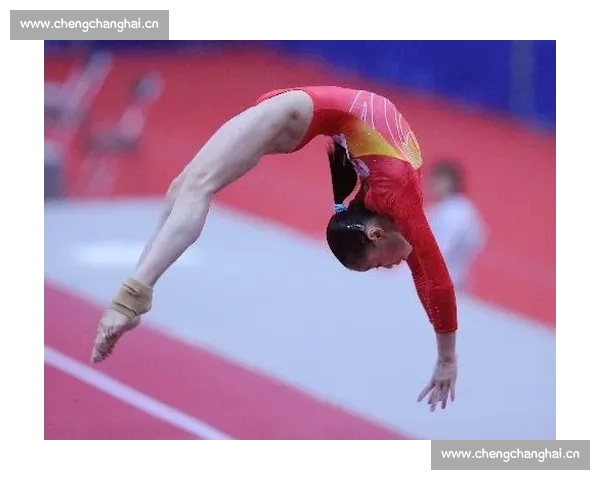 精彩平衡木比赛精彩瞬间，运动员挑战极限演绎力量与优雅之美